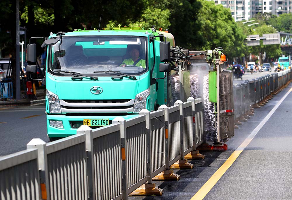 道路清扫的成本如何分配和影响城市预算？